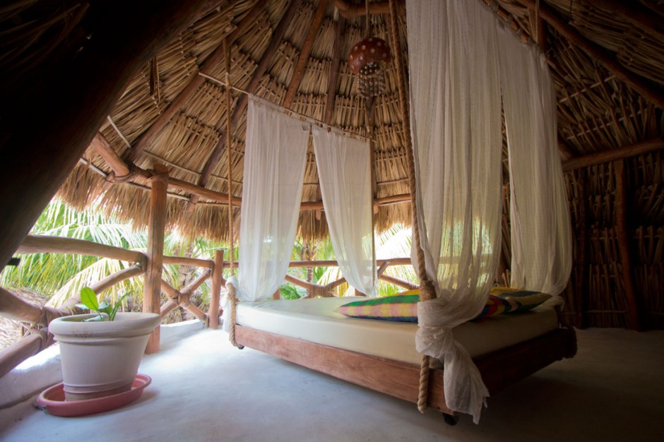 Hanging bed at Arco Iris room