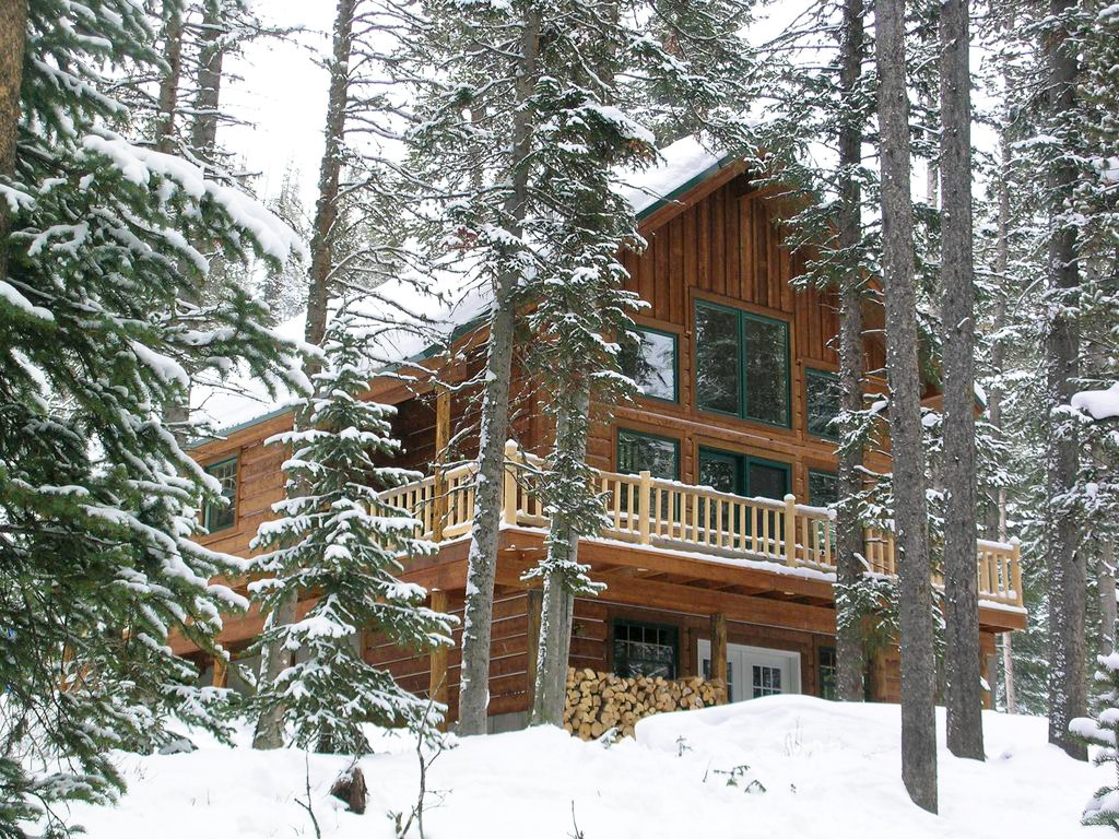 snowy log cabin rentals near Yellowstone