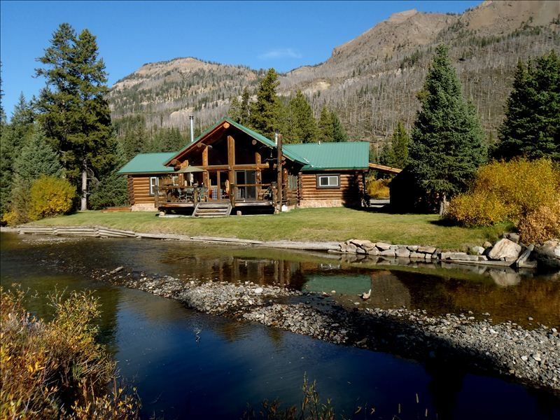 Silver Gate cabin by the creek (one of my favorite Yellowstone vacation rentals)