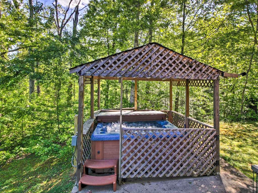 Hot tub on the grounds of these Gatlinburg cabins