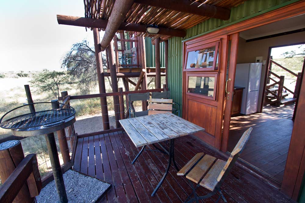 Balcony and kitchen at Urikaruus